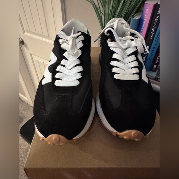 Steve Madden Women’s Campo Blk/Wht Lace-up Sneakers- Gently Used- Size 9.5M - Picture 15 of 15